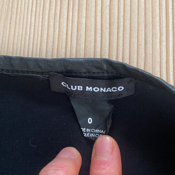 Club Monaco size 0 skirt with leather detailing, zip in front - Picture 3 of 5